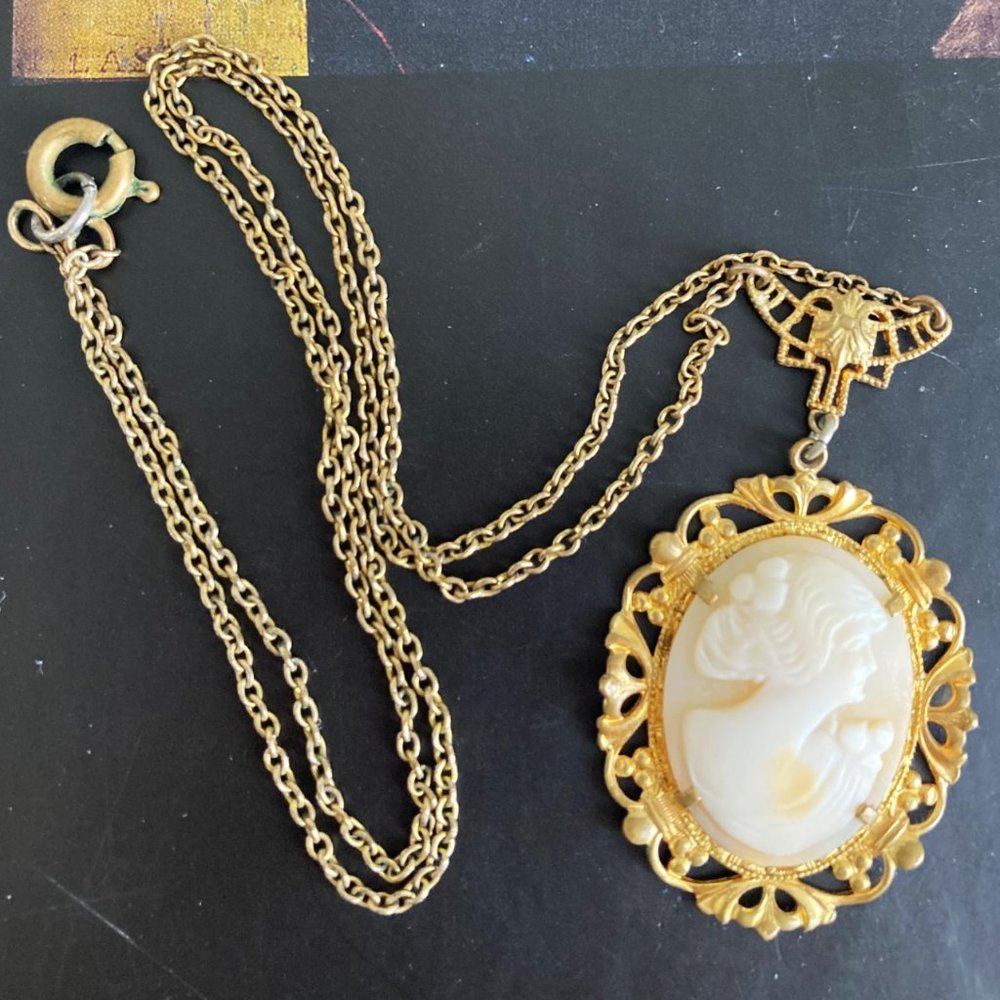 Very vintage shell cameo necklace